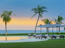 Villa Atas Ombak, Pool mit Blick auf den Ozean